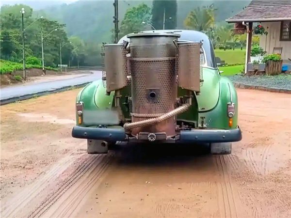 巴西奇车轶事：1952年雪佛兰靠木柴驱动驰骋半世纪